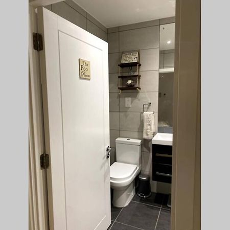 Luxury 1 Bedroom Apartment With Netflix & Parking 보어햄우드 외부 사진