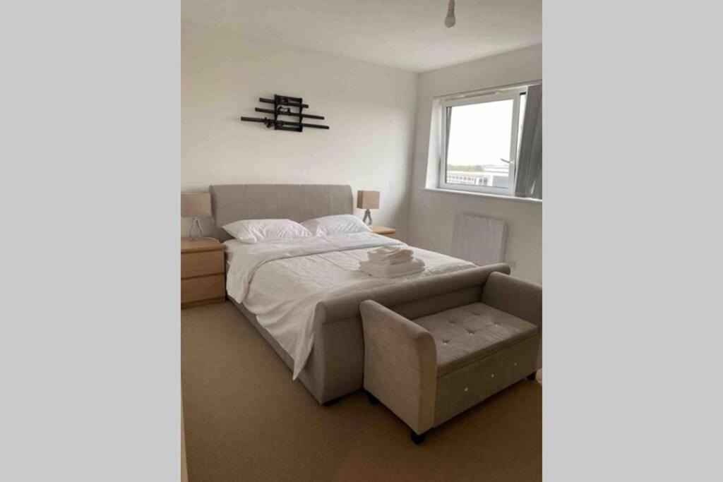 Luxury 1 Bedroom Apartment With Netflix & Parking 보어햄우드 외부 사진