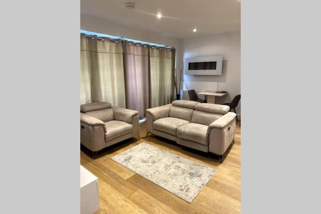 Luxury 1 Bedroom Apartment With Netflix & Parking 보어햄우드 외부 사진