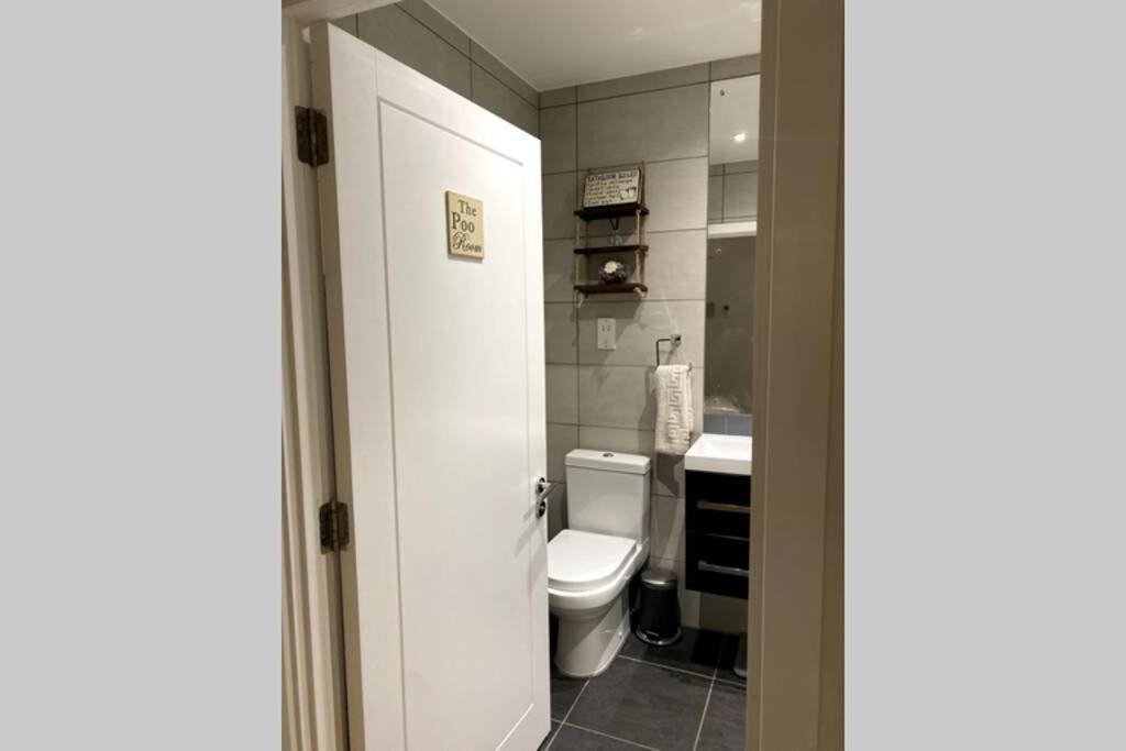 Luxury 1 Bedroom Apartment With Netflix & Parking 보어햄우드 외부 사진