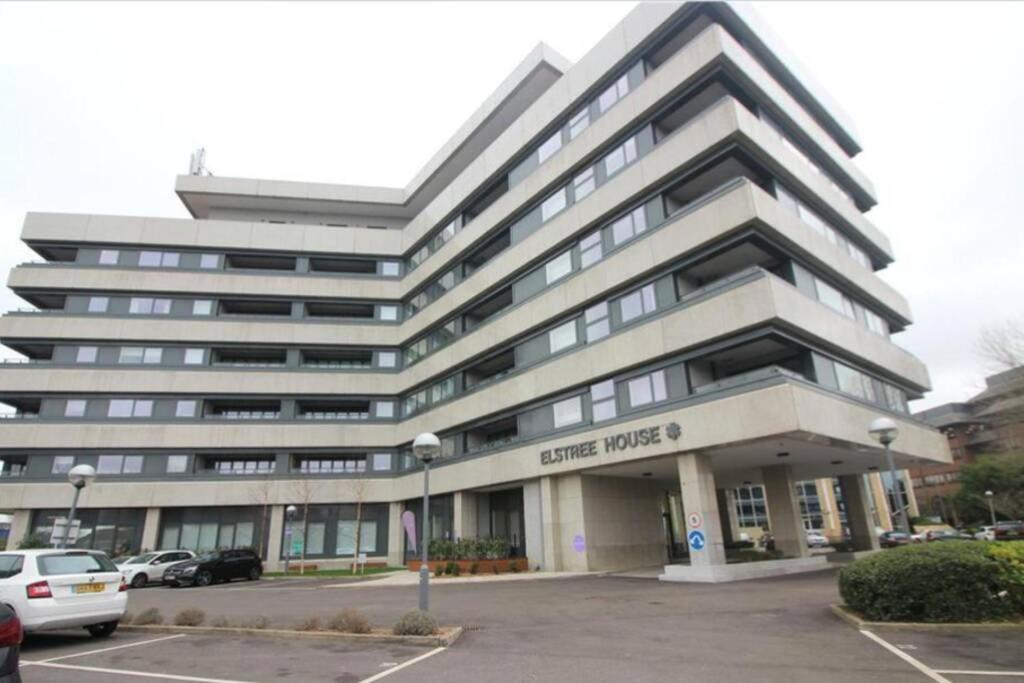 Luxury 1 Bedroom Apartment With Netflix & Parking 보어햄우드 외부 사진
